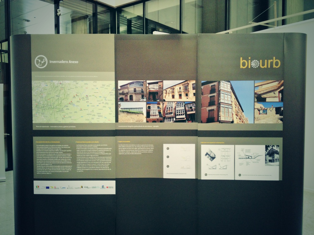 Paneles de la exposición itinerante del proyecto BIOURB sobre bioconstrucción y bioclimática