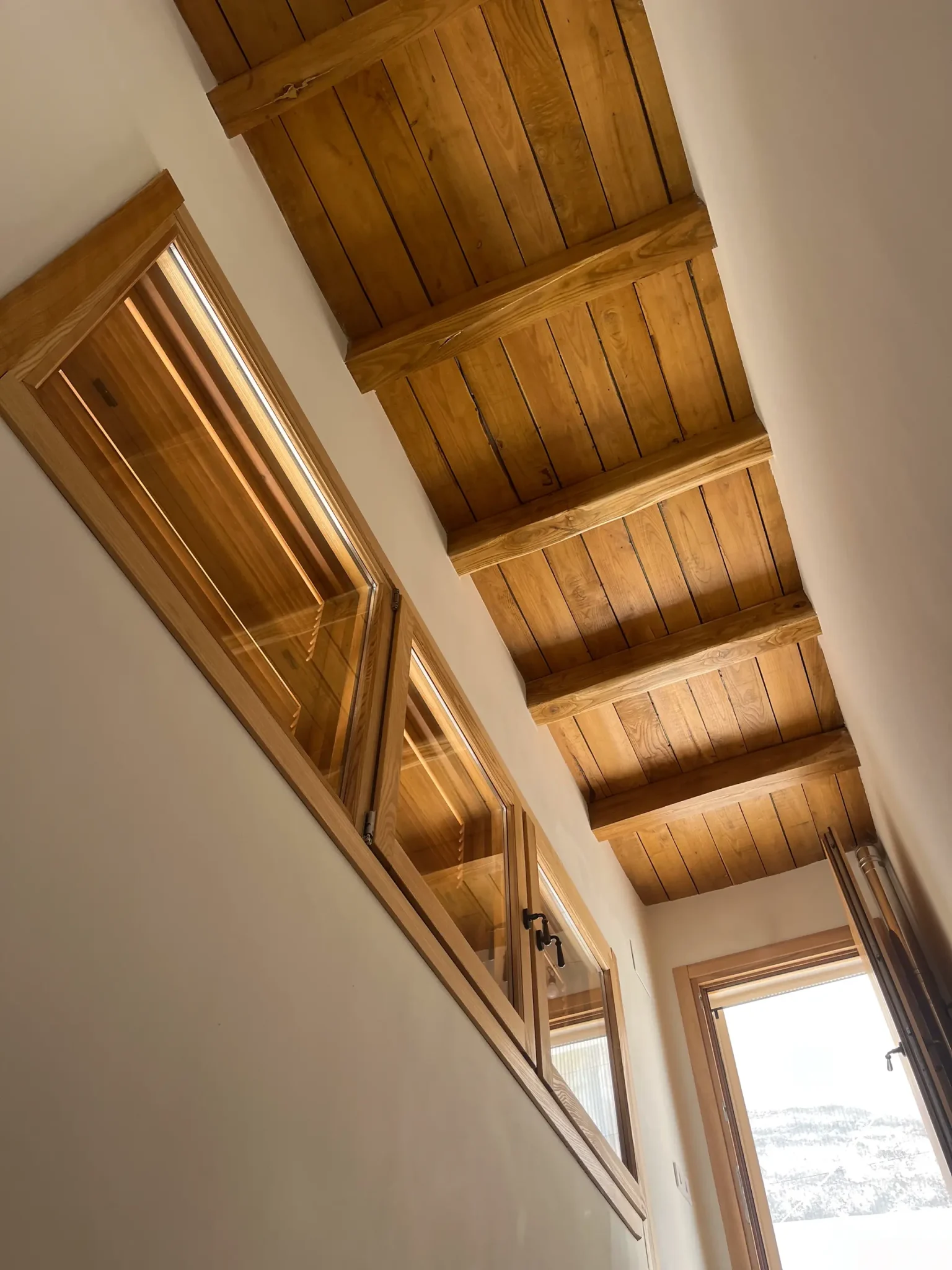 Techo de madera y ventana alta en la casa cueva de la Bola de Oro (Granada)
