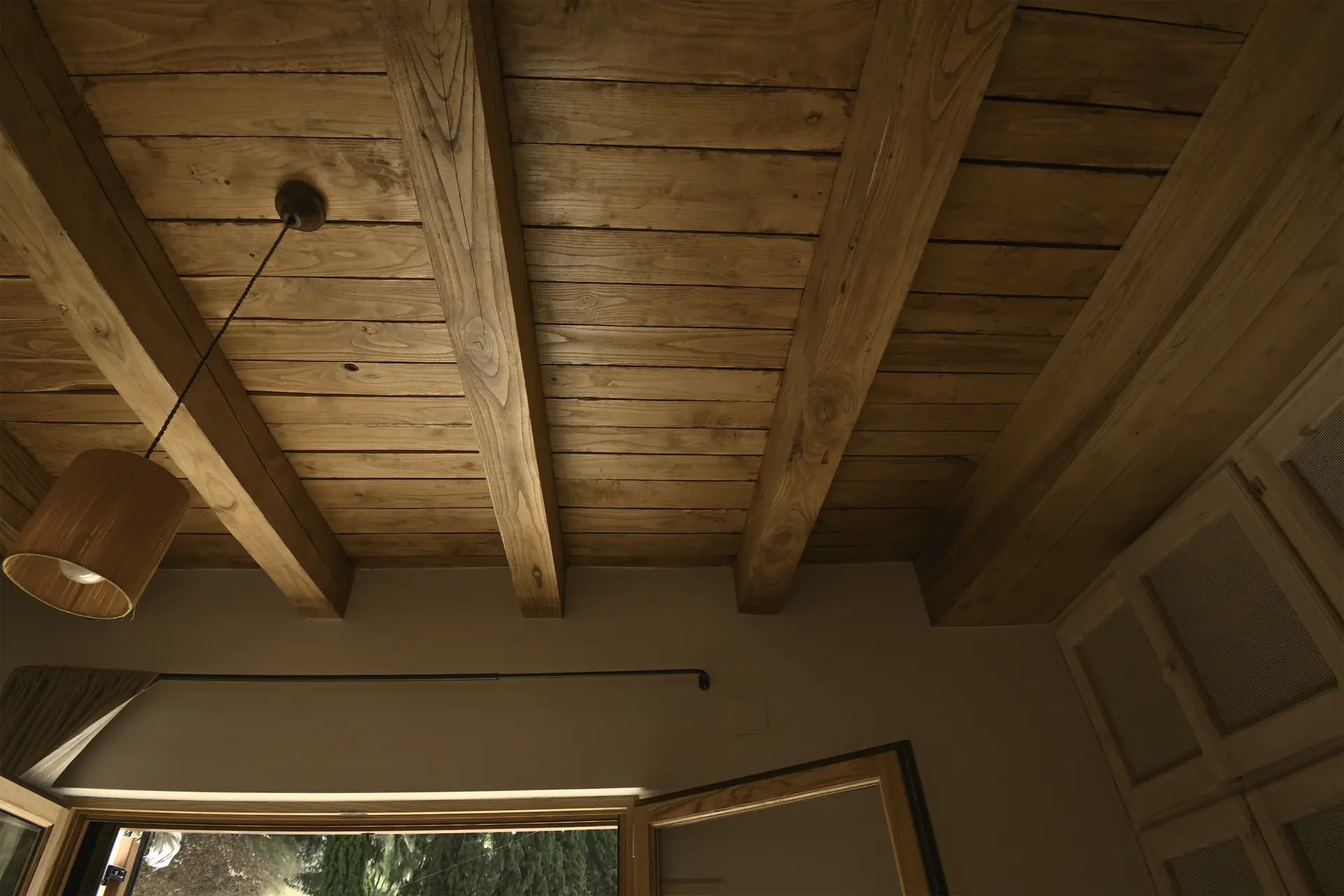 Forjado de vigas de madera de castaño de la casa cueva de la Bola de Oro (Granada)