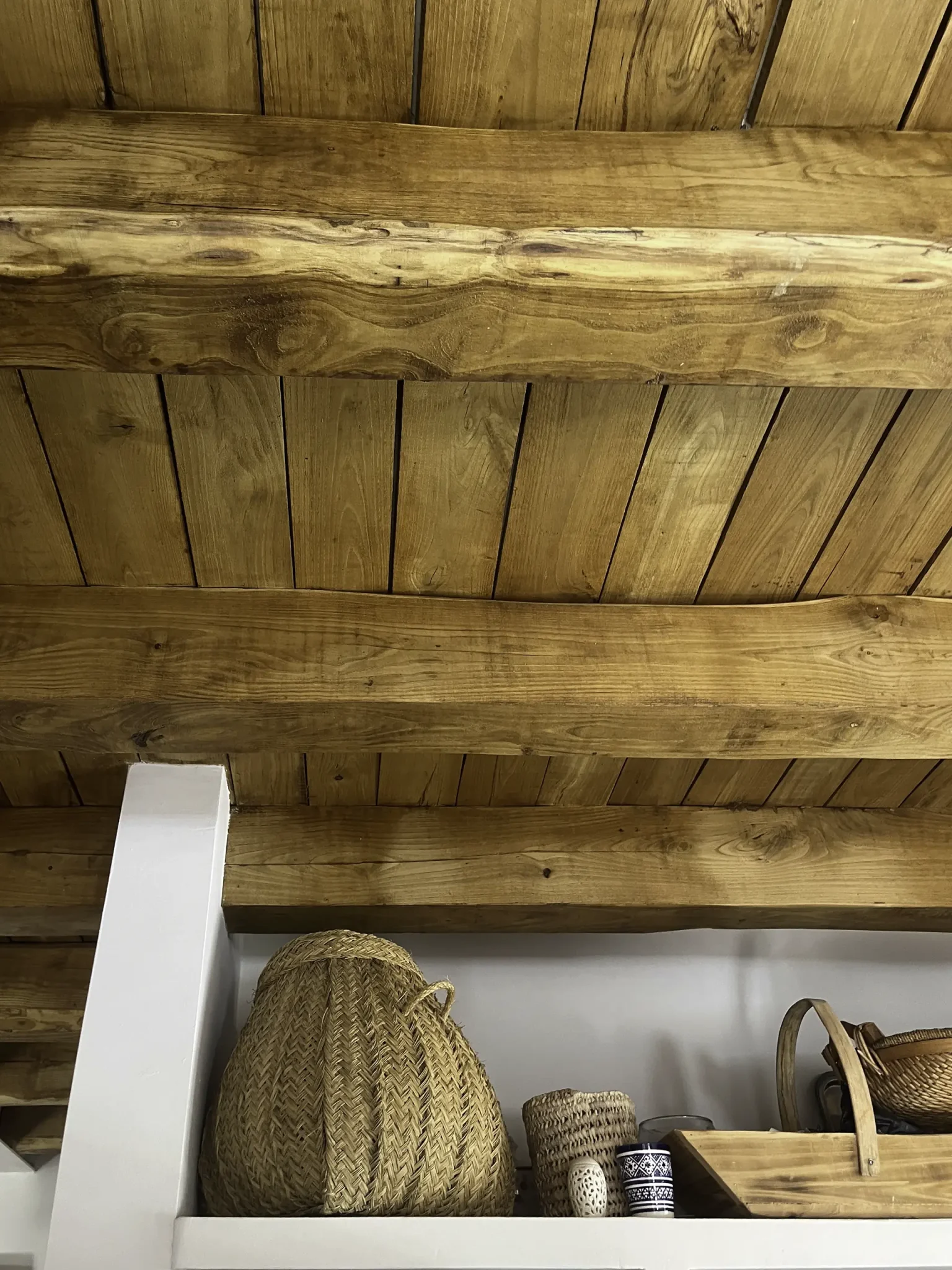 Techo de vigas y tablazón de madera en la casa cueva de la Bola de Oro (Granada)