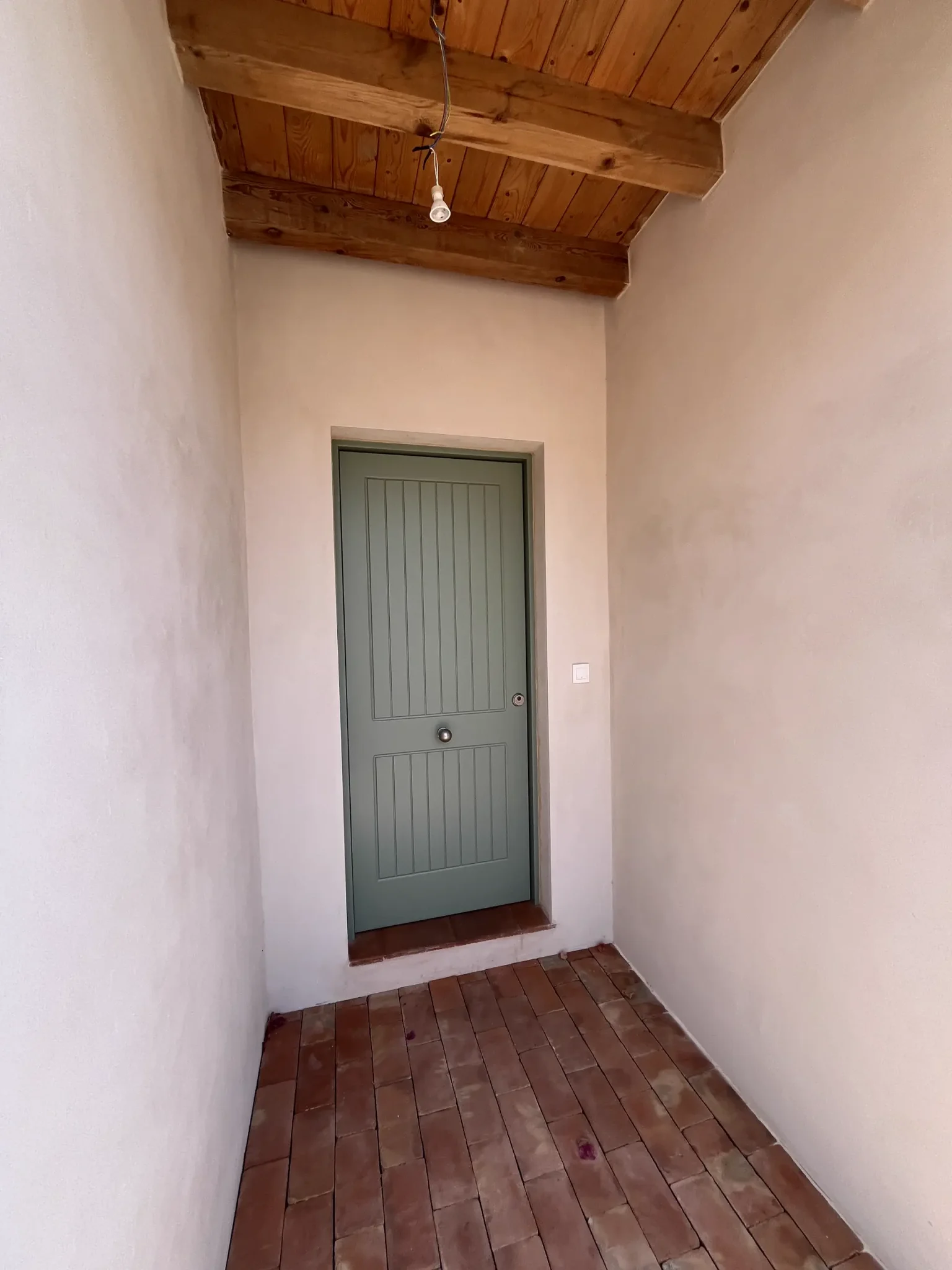 Zaguán de entrada con techo de madera de la casa bioclimática de La Cala del Moral