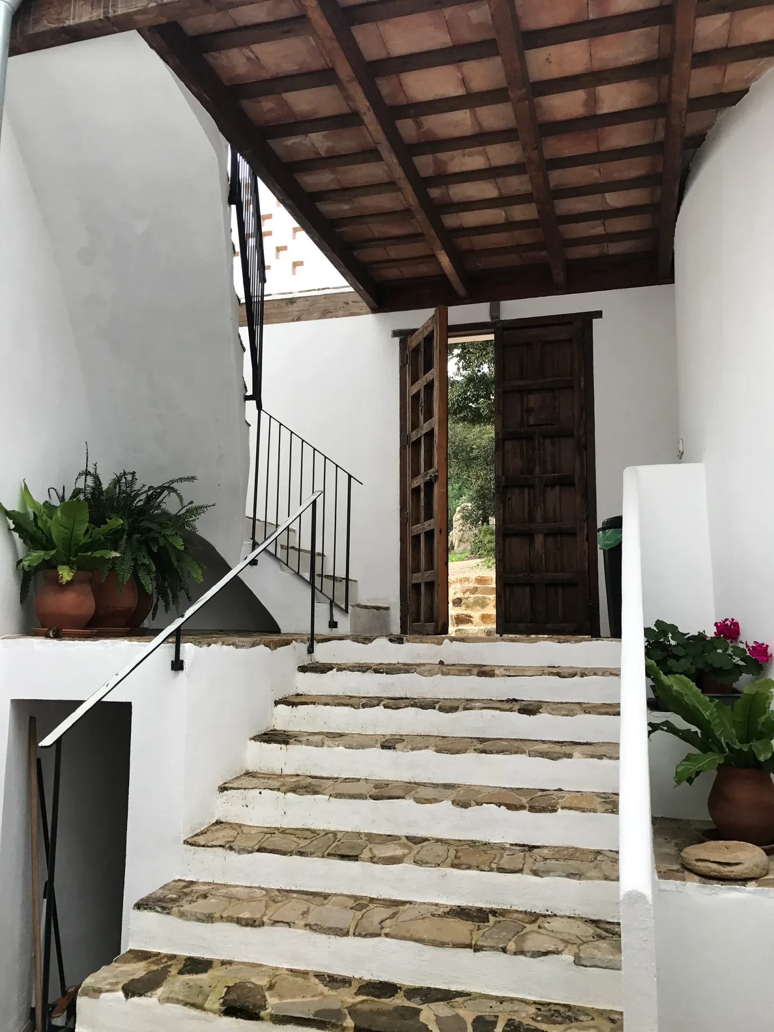 Patio con zaguán de la casa neo-vernácula en Tarifa (Cádiz), construida con bloques de tierra y cal