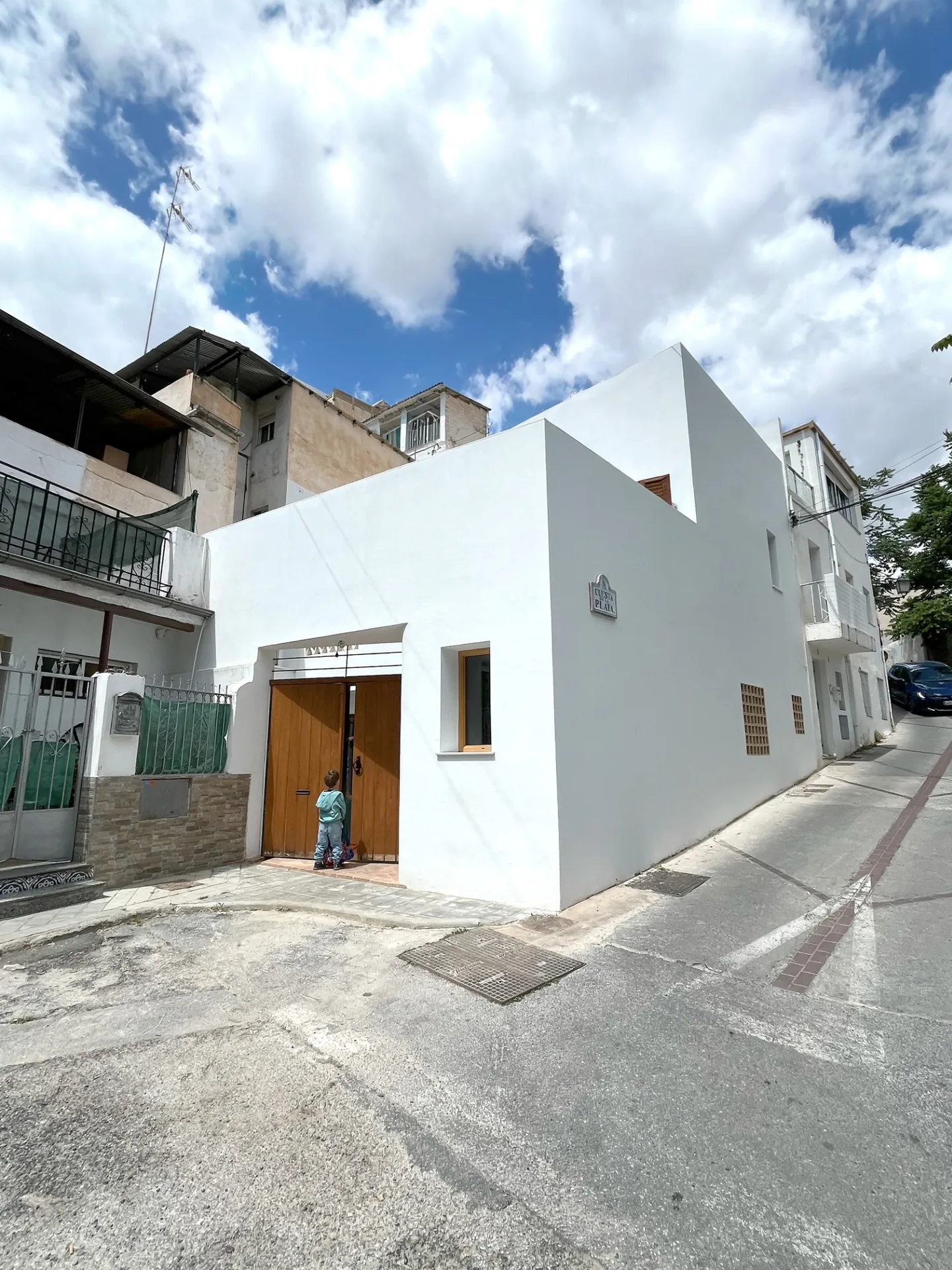 Casa cueva rehabilitada en la Bola de Oro (Granada) con tierra compactada, cal y madera de castaño