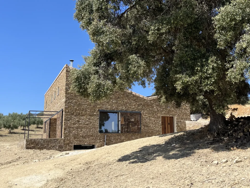 Casa autosuficiente de Alhama de Granada, desconectada de la red, entre encinas y olivos