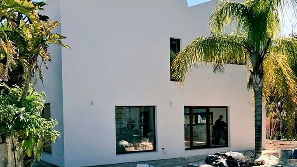 Casa bioclimática encalada entre palmeras que no necesita aire acondicionado